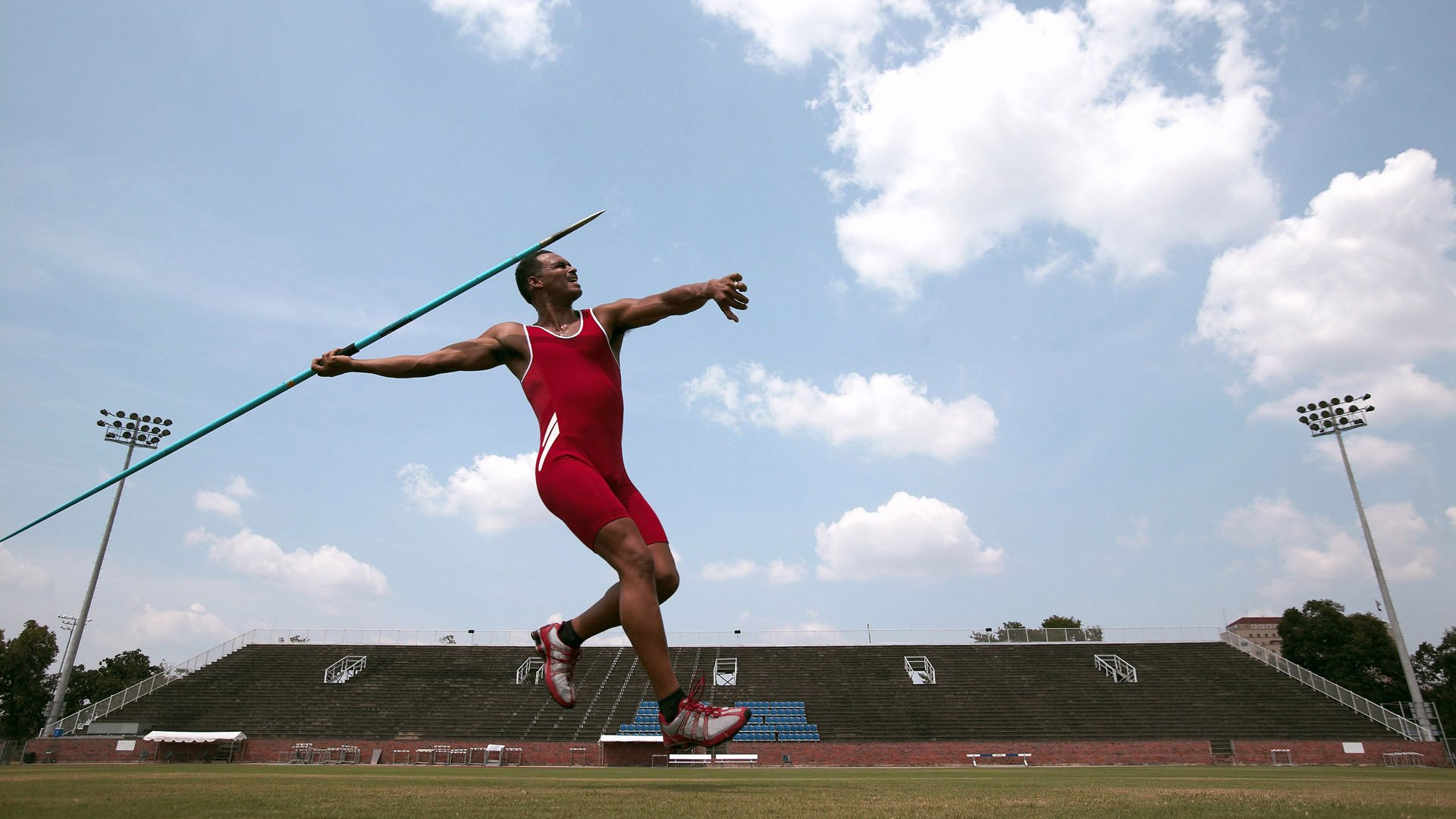 百米飞人巅峰对决 新星闪耀打破十年纪录